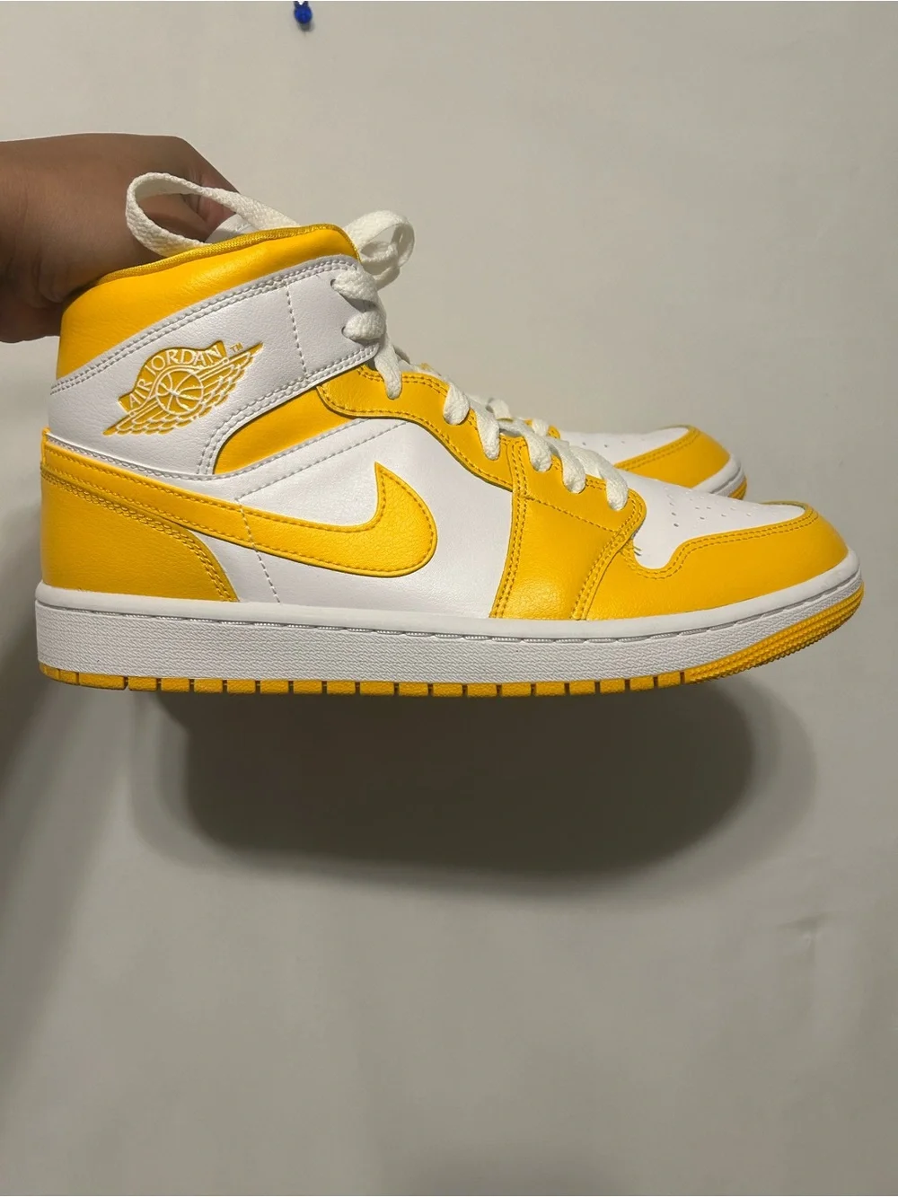 Nike Air Jordan 1 Mid - White & Yellow